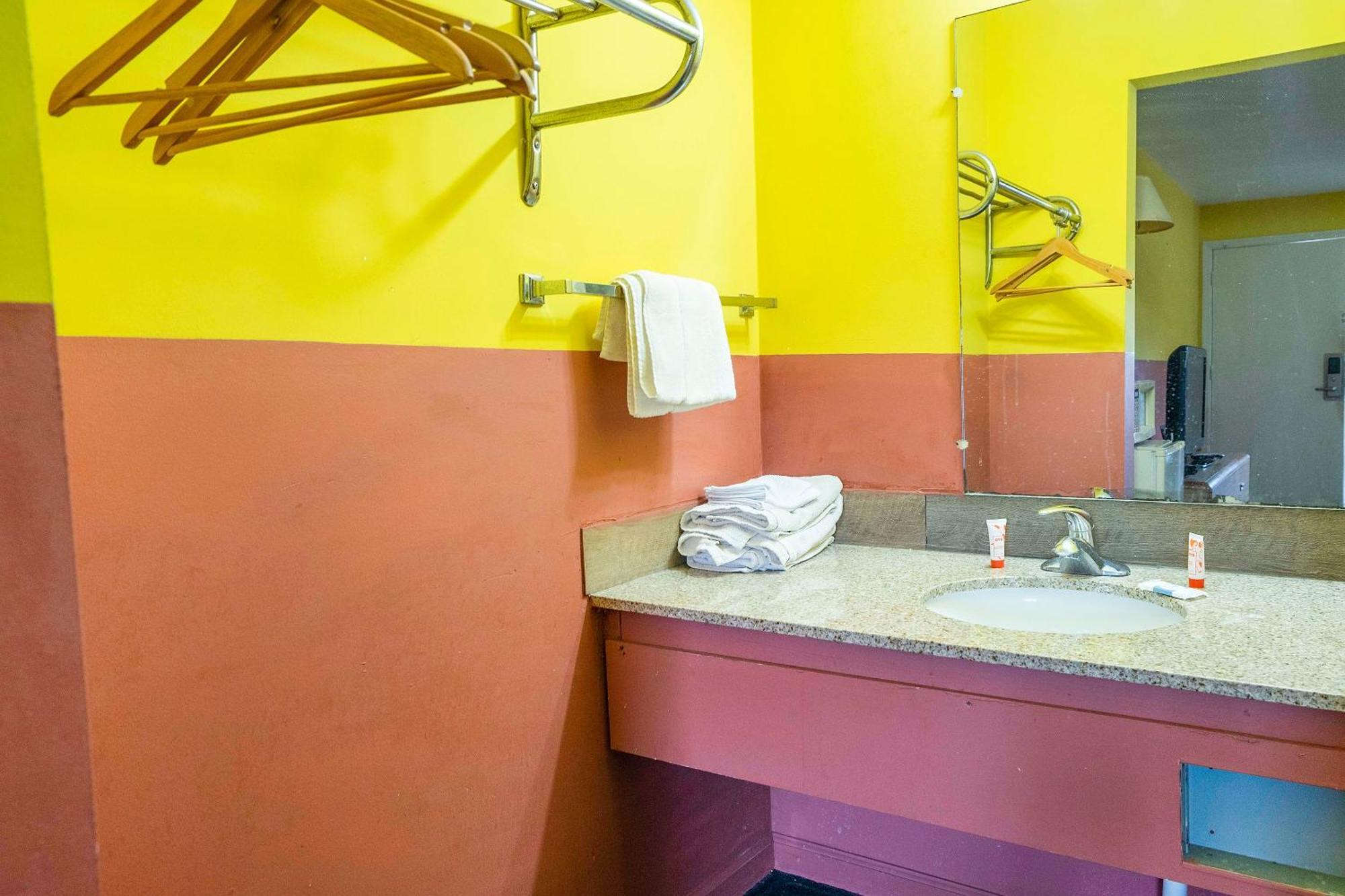 Oyo Al, Floral Hwy Hotel